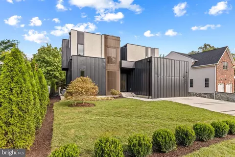 Exterior - 7216 Davis Ct, Mclean, VA 22101 photo 4 of 11