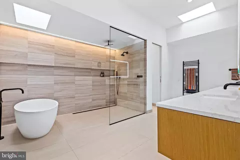 Bath - 7216 Davis Ct, Mclean, VA 22101 photo 2 of 3