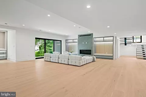 Living - 1451 Cola Dr, Mclean, VA 22101 photo 6 of 9