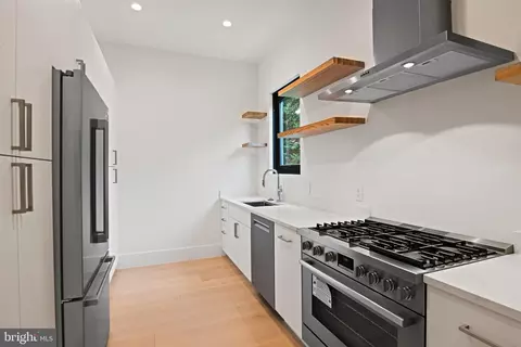Kitchen - 1451 Cola Dr, Mclean, VA 22101 photo 11 of 13