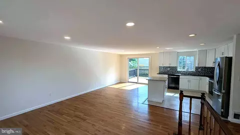 Living - 2929 Ashdown Forest Dr, Herndon, VA 20171 photo 1 of 7