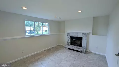 Living - 2929 Ashdown Forest Dr, Herndon, VA 20171 photo 5 of 7
