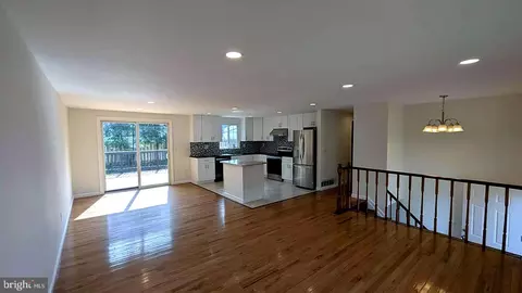 Living - 2929 Ashdown Forest Dr, Herndon, VA 20171 photo 4 of 7