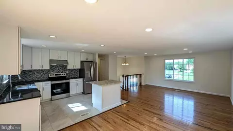 Living - 2929 Ashdown Forest Dr, Herndon, VA 20171 photo 3 of 7
