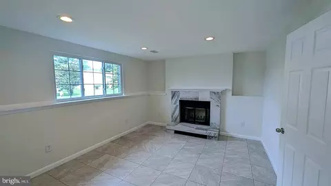 Living - 2929 Ashdown Forest Dr, Herndon, VA 20171 photo 6 of 7