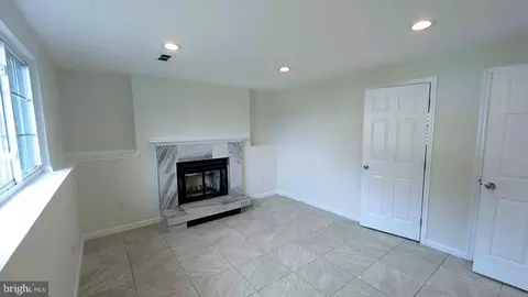 Living - 2929 Ashdown Forest Dr, Herndon, VA 20171 photo 7 of 7