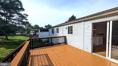 Exterior - 2929 Ashdown Forest Dr, Herndon, VA 20171 photo 2 of 5