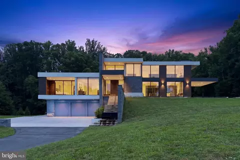 10590 Beach Mill Rd, Great Falls, VA 22066