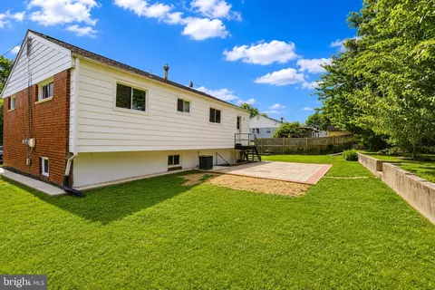 Exterior - 5712 Ash Dr, Springfield, VA 22150 photo 6 of 8