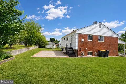 Exterior - 5712 Ash Dr, Springfield, VA 22150 photo 3 of 8