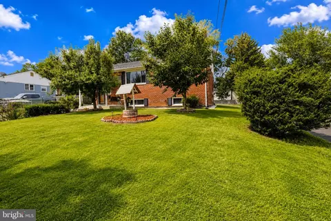 Exterior - 5712 Ash Dr, Springfield, VA 22150 photo 7 of 8