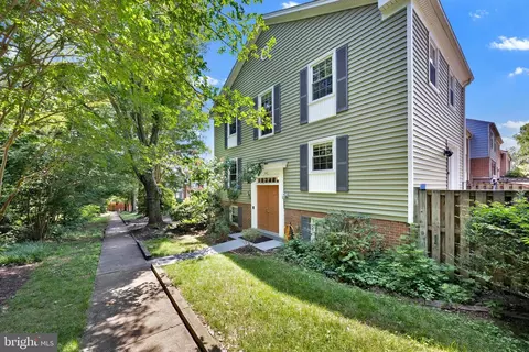 2465 Windbreak Dr, Alexandria, VA 22306