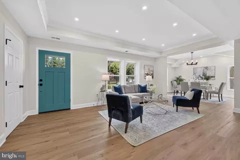 Entry Way - 7304 Dickenson St, Springfield, VA 22150 photo 3 of 4