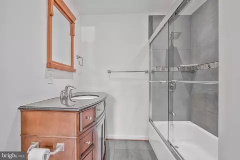 Bath - 4151 Hamlin Ct, Chantilly, VA 20151 photo 2 of 4