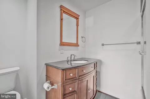 Bath - 4151 Hamlin Ct, Chantilly, VA 20151 photo 3 of 4