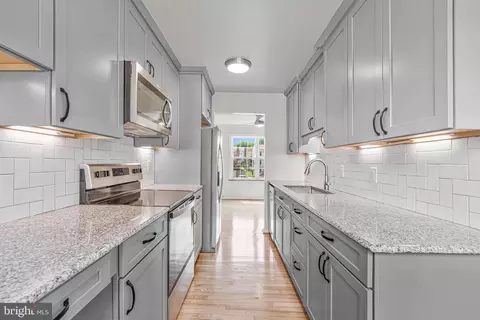 Kitchen - 4151 Hamlin Ct, Chantilly, VA 20151 photo 2 of 3
