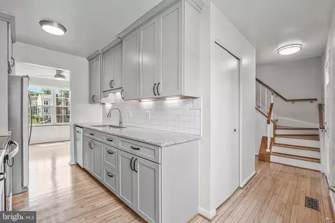 Entry Way - 4151 Hamlin Ct, Chantilly, VA 20151 photo 2 of 5