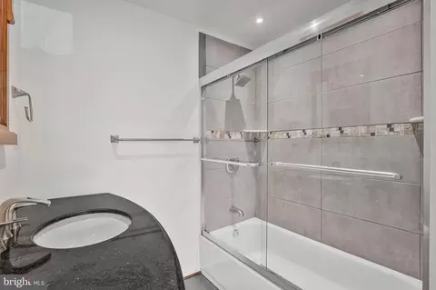 Bath - 4151 Hamlin Ct, Chantilly, VA 20151 photo 4 of 4