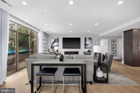Living - 1450 Emerson Ave #317, Mclean, VA 22101 photo 2 of 3