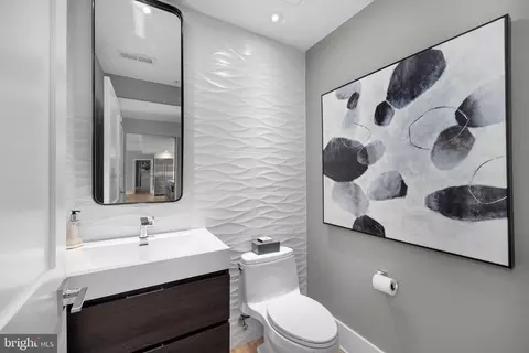 Bath - 1450 Emerson Ave #317, Mclean, VA 22101 photo 1 of 3