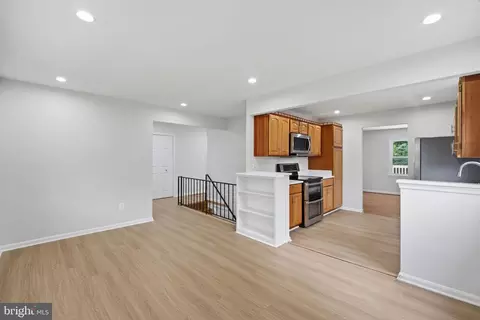 Living - 6922 Sydenstricker Rd, Springfield, VA 22152 photo 3 of 16