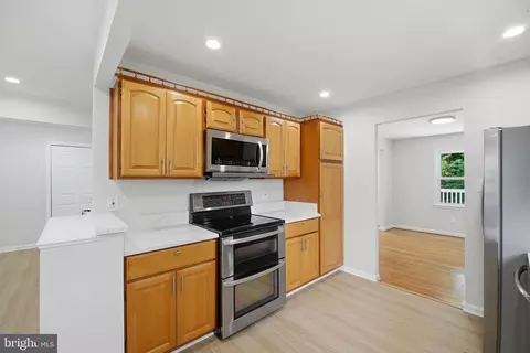 Entry Way - 6922 Sydenstricker Rd, Springfield, VA 22152 photo 2 of 4