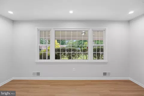 Living - 6922 Sydenstricker Rd, Springfield, VA 22152 photo 2 of 16