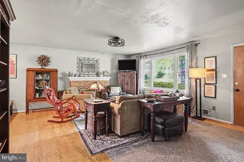 Living - 7907 Slidell Ln, Springfield, VA 22151 photo 2 of 2