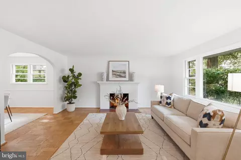 Living - 7526 June St, Springfield, VA 22150 photo 2 of 4