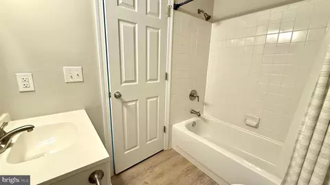 Bath - 1641 International Dr #TH-24, Mclean, VA 22102 photo 4 of 4