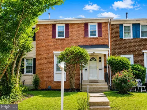 8227 Mcclelland Pl, Alexandria, VA 22309