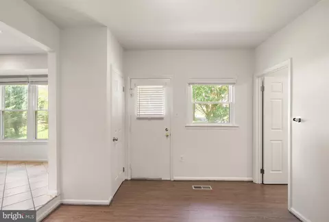 Entry Way - 8902 Huxley Ct, Springfield, VA 22153 photo 4 of 10