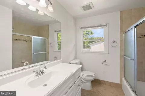 Bath - 8902 Huxley Ct, Springfield, VA 22153 photo 2 of 3