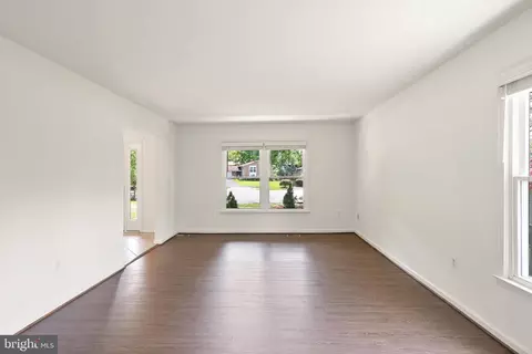 Living - 8902 Huxley Ct, Springfield, VA 22153 photo 3 of 12