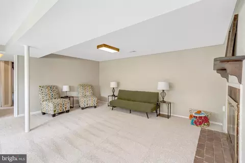Living - 8622 Kenilworth Dr, Springfield, VA 22151 photo 3 of 4