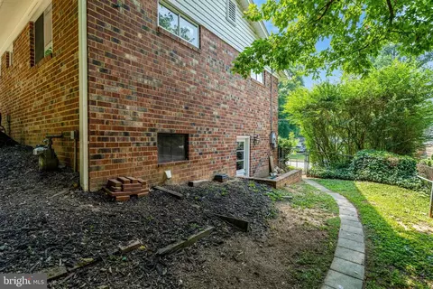 Exterior - 8622 Kenilworth Dr, Springfield, VA 22151 photo 7 of 9