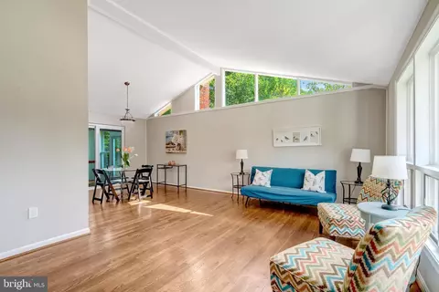 Living - 8622 Kenilworth Dr, Springfield, VA 22151 photo 1 of 4