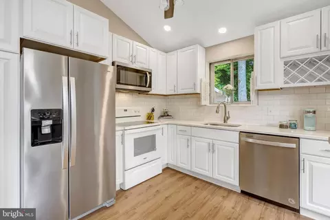 Kitchen - 8622 Kenilworth Dr, Springfield, VA 22151 photo 2 of 3