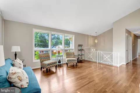 Living - 8622 Kenilworth Dr, Springfield, VA 22151 photo 2 of 4
