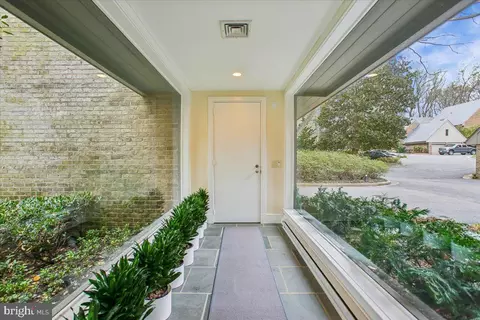 Entry Way - 700 Belgrove Rd, Mclean, VA 22101 photo 6 of 10