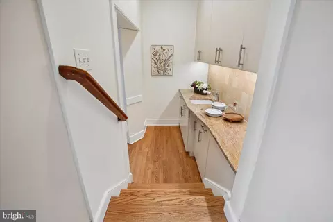 Entry Way - 700 Belgrove Rd, Mclean, VA 22101 photo 5 of 10