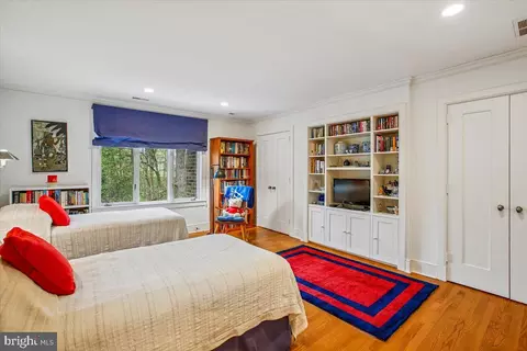 Bedroom - 700 Belgrove Rd, Mclean, VA 22101 photo 5 of 9