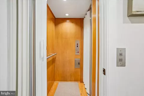 Entry Way - 700 Belgrove Rd, Mclean, VA 22101 photo 3 of 10