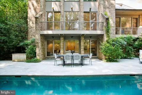 Exterior - 700 Belgrove Rd, Mclean, VA 22101 photo 5 of 9