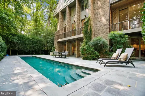 Exterior - 700 Belgrove Rd, Mclean, VA 22101 photo 4 of 9