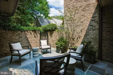 Exterior - 700 Belgrove Rd, Mclean, VA 22101 photo 6 of 9