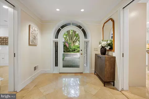 Entry Way - 700 Belgrove Rd, Mclean, VA 22101 photo 2 of 10