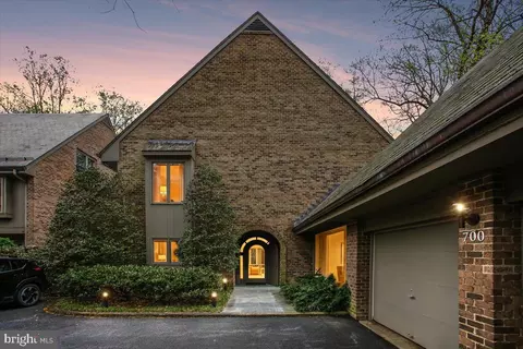 Exterior - 700 Belgrove Rd, Mclean, VA 22101 photo 2 of 9