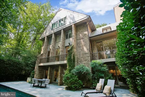 Exterior - 700 Belgrove Rd, Mclean, VA 22101 photo 7 of 9