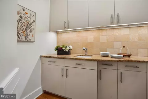 Kitchen - 700 Belgrove Rd, Mclean, VA 22101 photo 5 of 9